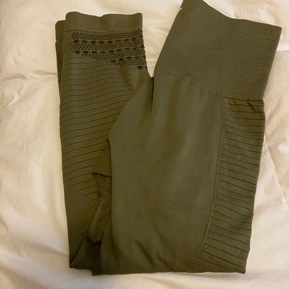 Green gymshark capris small - Picture 5 of 8